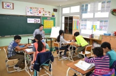 책과 아이패드를 함께 보는 아이들 - 전남 영광 불갑초등학교