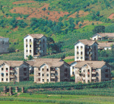 [손 내밀면 닿을 듯… DMZ]창문 유리 없는 北개풍군 선전마을