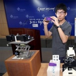 “과학시간에 여러명이 돌려보기 지쳐… 싸고 품질 좋은 ‘나만의 현미경’ 만들어”