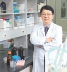 [전북/新명인열전]10년간 2만여종 실험…“살인 진드기 내손안에 있지요”
