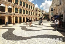 [Healing Travel]400년 시간여행 vs ‘놀멘’ 카지노타운… 聖-俗이 함께하는 그곳