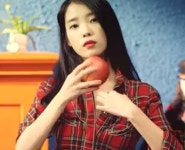 아이유 ‘스물셋’  MV, 사과를 가슴에? …풍만한 몸매 연출 ‘눈길’