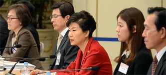 朴대통령 “규제잡초 자라기 전에 뽑고 또 뽑아야… 개혁내용 홍보, 그게 간단하게 됩니까”