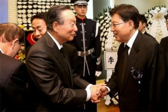 朴대통령, 귀국당일 빈소 찾아… 손명순 여사 손잡고 위로