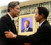 “민주주의 확실히 꽃피우라는 유훈 받들겠습니다”