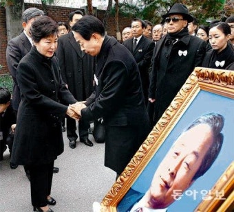 朴대통령, 세번 고개 숙여 YS 배웅