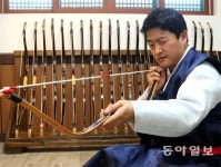 [박경모 전문기자의 젊은 장인]13대를 이어온 전통 활 ‘각궁’