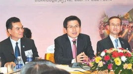 “잘살아 보세~” 라오스서 새마을노래 부른 黃총리