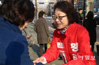 파란점퍼 갈아입은 진영… 들뜬 野지지층, 벼르는 與지지층