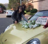 포르쉐 보닛, 매대 삼아 황당한 채소 판매… 대체 왜?