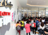 롯데피트인 산본점 개장에 몰려든 인파