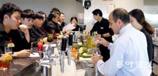 “호주, 기술직에 대한 차별 없어 현지 직업훈련과정 거치면 유리”