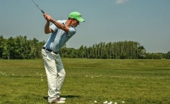 회식 후 스크린골프 즐기다 ‘아이고 허리야’ … 땅 치면 골프엘보까지