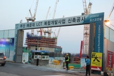 해운대 ‘랜드마크‘ 타령에 해안가는 골병