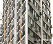 제헌절 태극기 게양 ‘너무 다른 두 아파트’