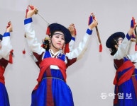 [박경모 전문기자의 젊은 장인]진주 칼춤을 세계에 알리는 춤꾼
