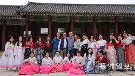 한복 곱게 차려입고…‘한복의 날’ 고궁나들이