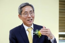 [작은 도서관에 날개를]윤종규 회장 “좋은 책은 영혼의 물… 맑은 물 계속 공급할 것”