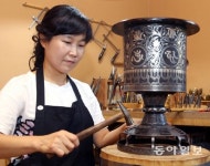 [박경모 전문기자의 젊은 장인]수만 번의 망치질로 빚어낸 전통 문양
