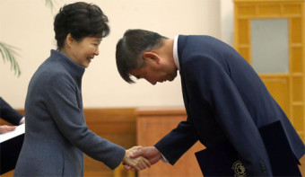 朴대통령 본격 국정 복귀… 임명장 받으며 고개 숙인 민정수석