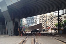 2017년, 철도건널목에 접근하자.. 내비게이션에서 ‘일시정지’ 메시지