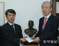 인촌장학생 동문회원들 모금, 인촌기념회에 500만원 전달