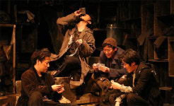 밑바닥 인생의 희망은 빛일까 독일까