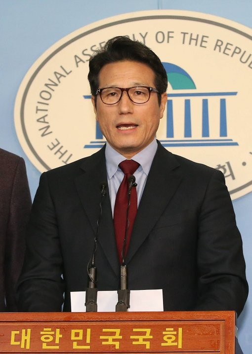 여야 지도부, 윤석열 대통령 탄핵 심판 전 승복 메시지 발표 촉구 논란