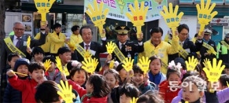 등하굣길 교통안전 ‘보다, 서다, 걷다’ 실천하세요