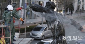 “시원하네” 올림픽 상징 조형물, 새봄 맞이 샤워