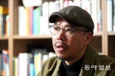 [심규선의 연극인 열전] 극작가 김은성 “혁명적인 작품을 쓰고 싶다”