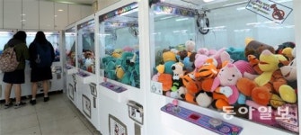 [토요화제]‘명당 기계’ 찾아 원정… 10대들 사이 ‘뽑기 셔틀’까지