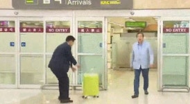 김무성 캐리어 ‘노 룩 패스’ 논란…수행원 “김 의원, 무뚝뚝해도 자상한 편”