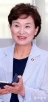 ‘남성 조직’에 女장관 첫발… 김현미 “따뜻한 주거정책 펴겠다”