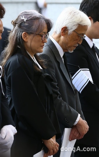 [동아포토]故 윤소정 영결식, 묵념하는 오현경-오지혜