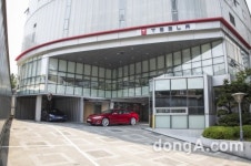 테슬라, 강서 서비스센터 오픈… ‘모델S 90D’ 출고 개시