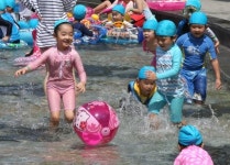 [동아 포토] “더위가 좋아요” 성내천 물놀이장에 놀러온 어린들