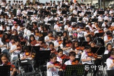 [청계천 옆 사진관]재활용품으로 만든 악기로 연주 ‘1000인의 오케스트라’