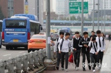 [동아 포토] 긴 연휴 끝난뒤 다시 일상으로 복귀