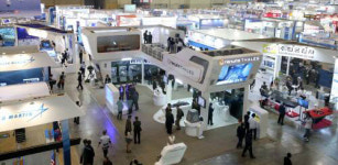 해군 첨단무기 한자리에… 문무대왕함 등 일반 공개