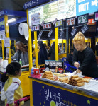 불꽃쇼로 불고기 토스트… 먹거리 노점엔 재미도 가득