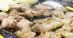 [백 투 더 동아/11월3일]삼겹살과 한국 사람은 언제부터 사랑에 빠졌을까