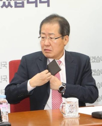 자유한국당 원내대표 경선 앞두고 난데없는 ‘홍준표 개명’ 논란