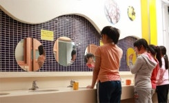 화장실 깨끗해지니… 양치질 즐거워요