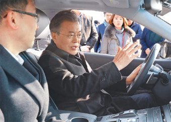 문재인 대통령 “수소로 달리는 자율차는 현대車가 최초… 고속도 자율주행 대통령은 내가 맨 처음”