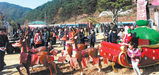 봉화군 분천역 ‘산타마을’에 관광객들 북적