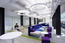 [워라밸]사내 사랑방 열고 격식없는 소통-스킨십 통한 능력향상 꾀해