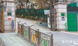 “학부모”라고 말하자… 신분증도 안 보고 ‘들어가라’ 손짓
