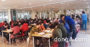 성동구 자원봉사센터, 치매 예방 위한 ‘컬러링 워크북 미술치료 프로그램’ 전개