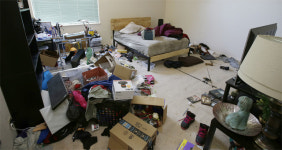 경찰, 실종신고 된 아이 찾아 돌려보내려 집 문 열자 오물 더미에 9남매가 뒹굴고 있었다